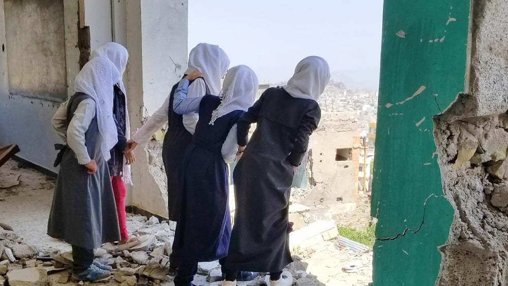 Des écolières découvrent leur école détruite, Taiz, octobre 2018. ©  anasalhajj / shutterstock.com