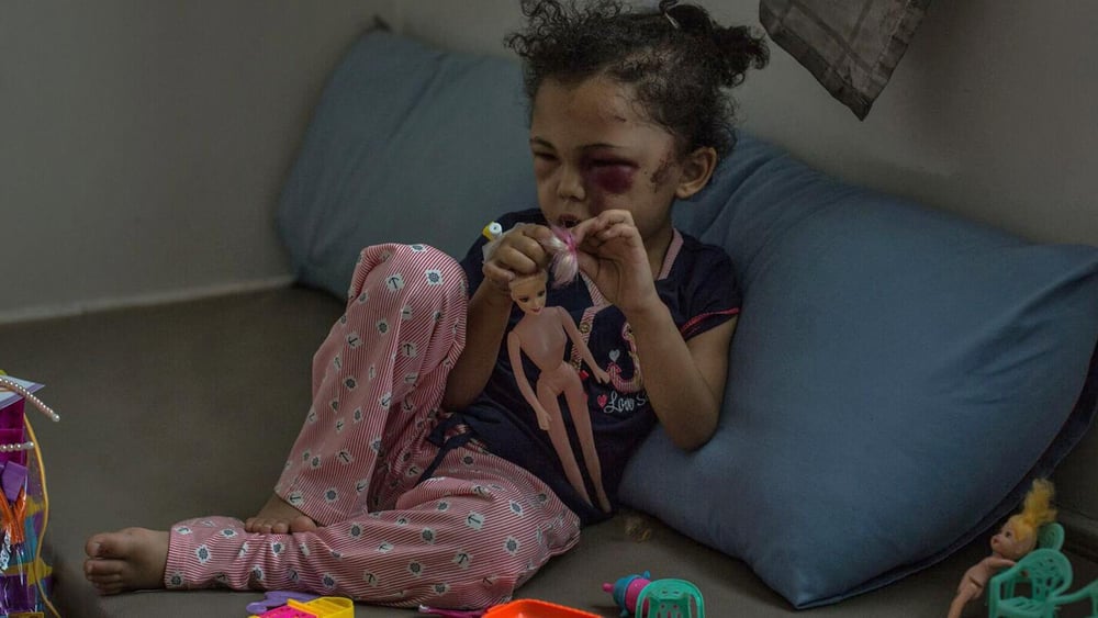 Buthaina, une fillette de cinq ans, a perdu sa famille dans un bombardement à Sanaa, au Yémen. © Rawan Shaif