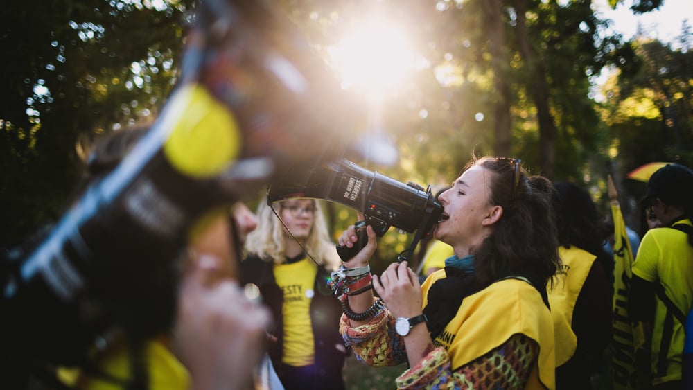 Amnesty Aktivistin mit einem Megafon