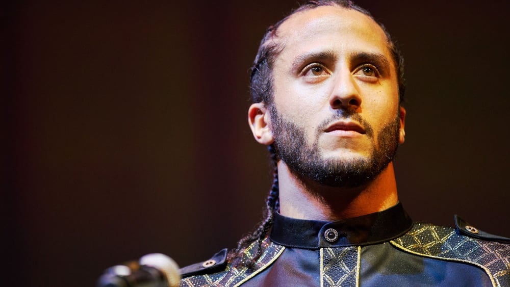 Colin Kaepernick, 30 ans, lors d'une cérémonie organisée le 21 avril à Amsterdam. © Jordi Huisman, Amnesty International