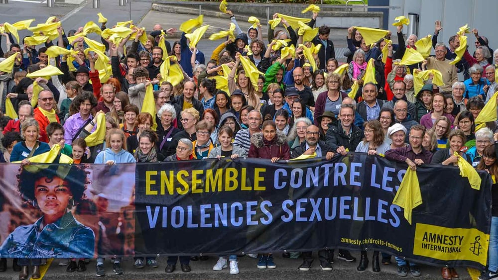 Les militant·e·s ont célébré le lancement de la campagne «Agir contre la violence sexuelle faite aux femmes» lors d'une action photo © Philippe Lionnet
