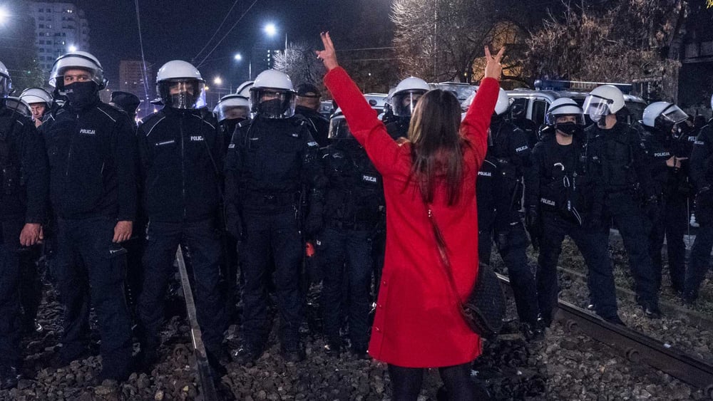 Des manifestant·e·s protestent devant le domicile de Jaroslaw Kaczynski, chef du parti Droit et Justice (PiS) au pouvoir en Pologne, contre une décision de la Cour constitutionnelle de restreindre le droit à l'avortement, à Varsovie, le 23 octobre 2020. © Grzegorz Żukowski