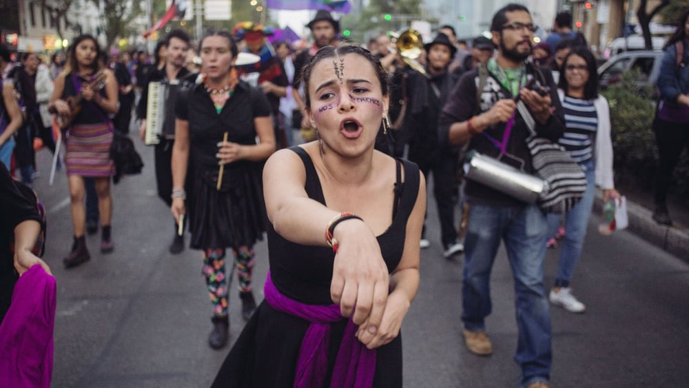 Des femmes et des hommes du monde entier font campagne pour les droits des femmes et contre la violence sexuelle, comme ici au Mexique à l'occasion de la Journée internationale de la femme. © Sergio Ortiz/Amnesty International