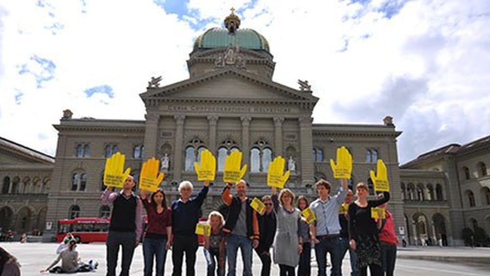 La Suisse n’est pas à l’abri de toute critique. Le rapport documente notamment des recours disproportionnés à la force lors d’expulsions de requérants d’asile. 	© Amnesty International