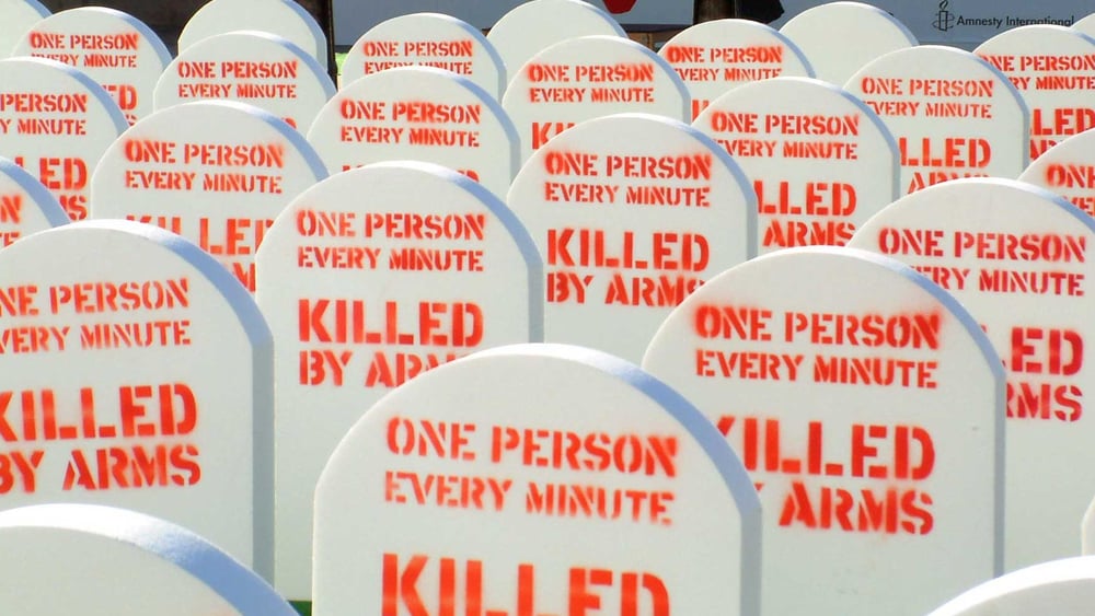 La campagne mondiale «Control Arms» a été lancée à Londres en 2012 avec un cimetière fictif aménagé sur Trafalgar Square. © Amnesty International