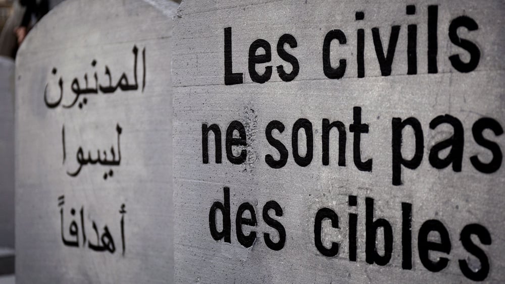 Opération d'Amnesty International, menée en 2017 aux Champs-de-Mars à Paris, pour commémorer deux ans de conflit au Yémen et dénoncer les transferts d'armes de la France à l'Arabie Saoudite et à d'autres membres de la coalition menée par l'Arabie Saoudite.
