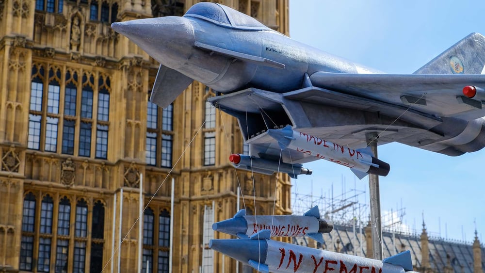 AIUK a marqué le 4ème anniversaire du conflit au Yémen en conduisant une réplique à l'échelle 1/6ème de l'Eurofighter Typhoon avec des missiles Paveway IV autour du Parlement britannique - les mêmes armes utilisées par l'Arabie Saoudite pour effectuer des frappes aériennes au Yémen. © Jon Cornejo