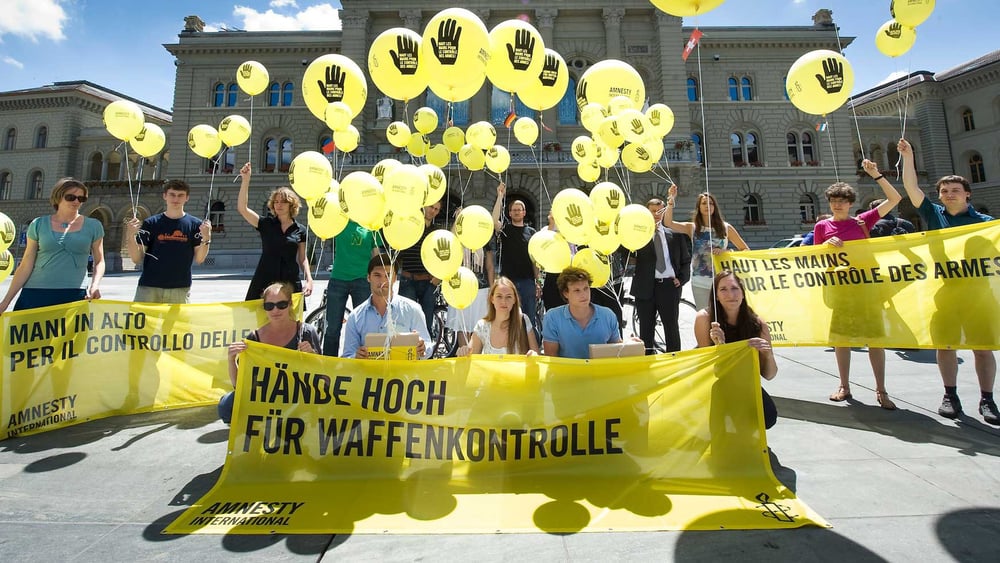 Amnesty Suisse s'engage depuis des décennies contre les exportations d'armes vers les États qui commettent des violations des droits humains, comme ici en 2012. © Amnesty International