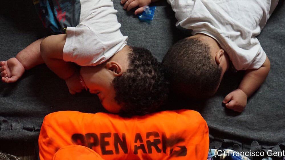 121 personnes, dont une trentaine d’enfants et deux bébés, se trouvent toujours à bord de du navire OpenArms de l’ONG Proactiva, par une chaleur écrasante. © Francisco Gentico