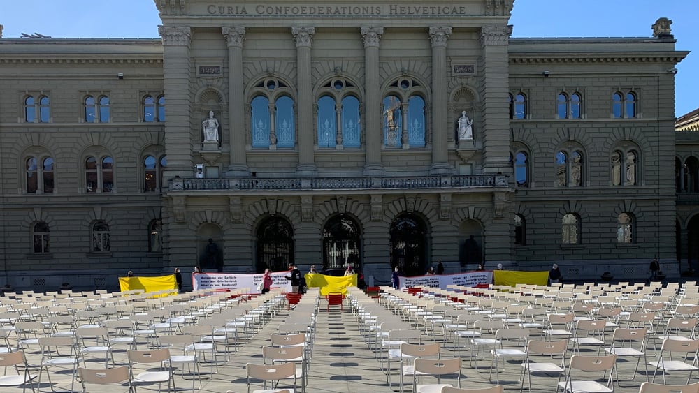 Des milliers de personnes en fuite échouent sur l'île grecque de Lesbos en route vers l'Europe. Amnesty Suisse avait attiré l'attention sur leur situation précaire en organisant une action devant le Palais fédéral en 2021 pour exiger un accueil plus généreux. © Amnesty Suisse