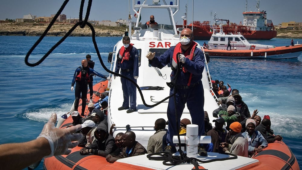 142 personnes, dont 30 femmes et trois enfants, naviguaient depuis Tripoli. Ils ont été secourus avant que leur bateau ne coule. © UNHCR/F. Noy