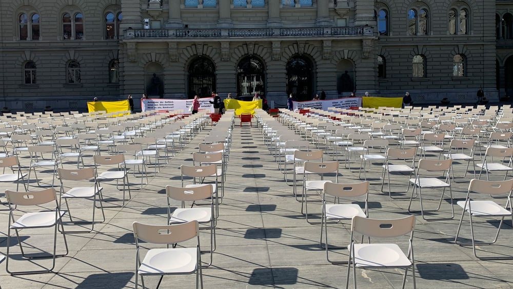 L'année dernière, des activistes avaient placé 700 chaises vides sur la Place fédérale pour appeler la Suisse à accueillir des personnes migrantes en transit dans des camps en Grèce. ©  AICH