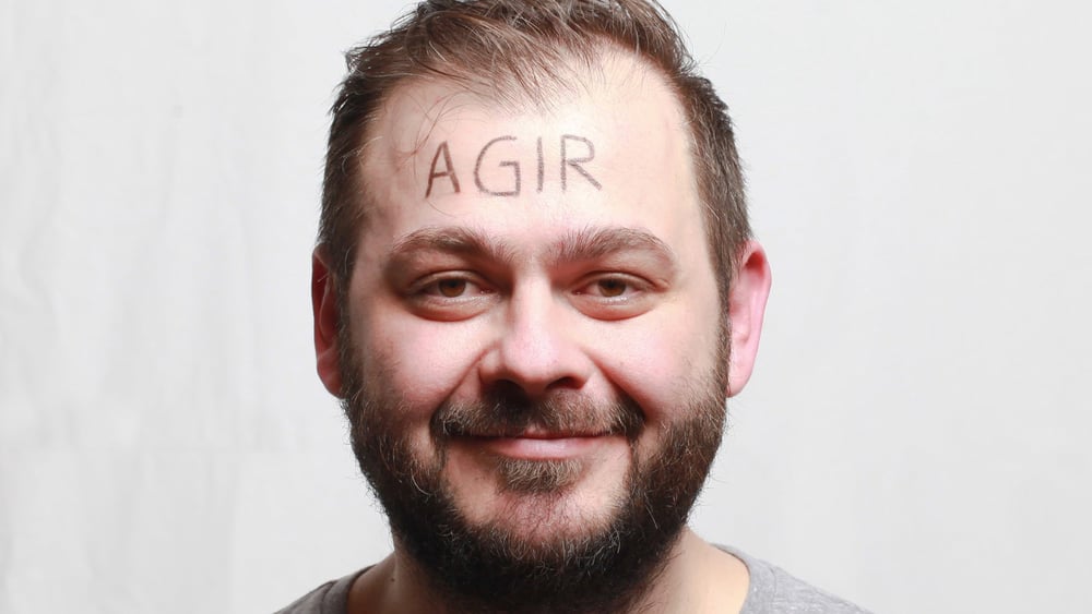 Petar Mitrovic se prête à son propre jeu: se faire photographier avec un mot sur le front, «celui qu’on aimerait crier si le monde entier nous écoutait trois secondes». © Petar Mitrovic