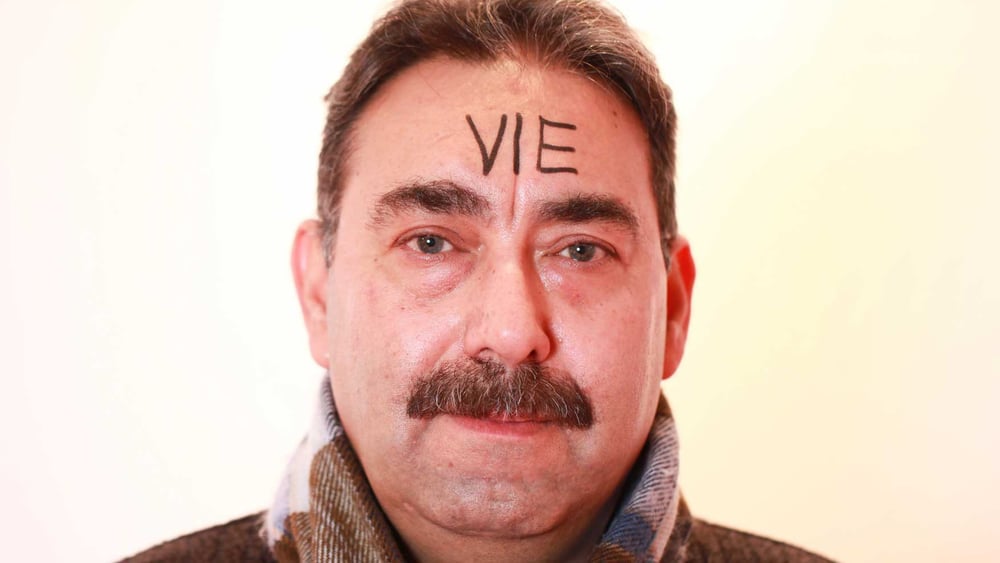 Mohamad Barakat avec le mot «vie» inscrit sur le front. © Petar Mitrovic