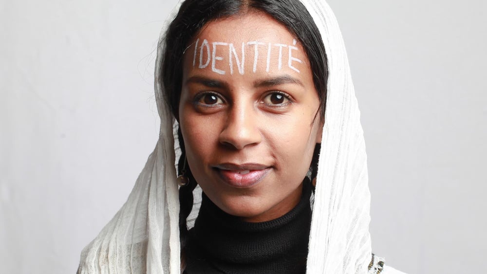 Hewan Solomon Biruk avec le mot «identité» inscrit sur le front. © Petar Mitrovic