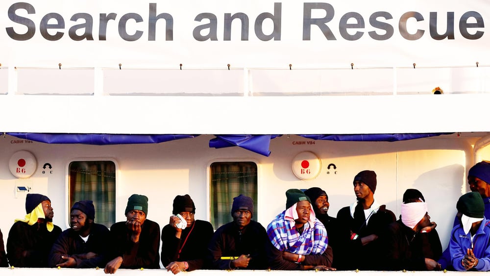 Des migrants attendent de débarquer du MV Aquarius après son arrivée à Augusta sur l'île de Sicile en janvier 2018. © REUTERS/Antonio Parrinello