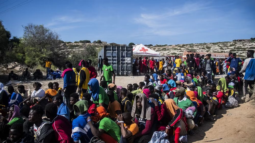 En l'espace de deux jours, près de 6000 personnes ont débarqué sur l'île italienne de Lampedusa. Conséquence: les structures d'accueil sont saturées. © Amnesty International