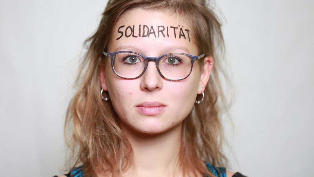 Sophia Polek avec le mot «solidarité» inscrit sur le front. © Petar Mitrovic