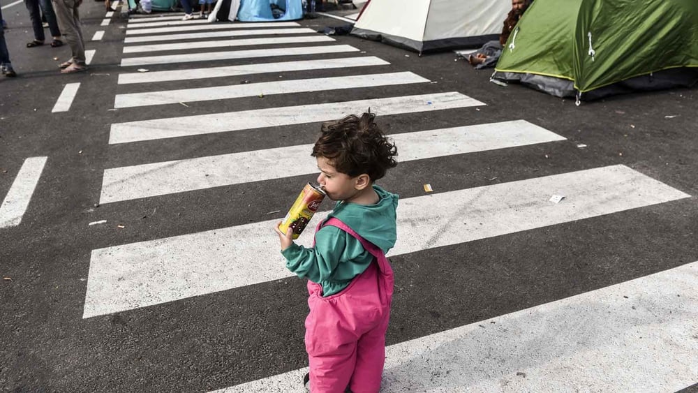 Les pays européens sont de plus en plus nombreux à se barricader au moyen de barbelés contre les réfugié·e·s. ©AI