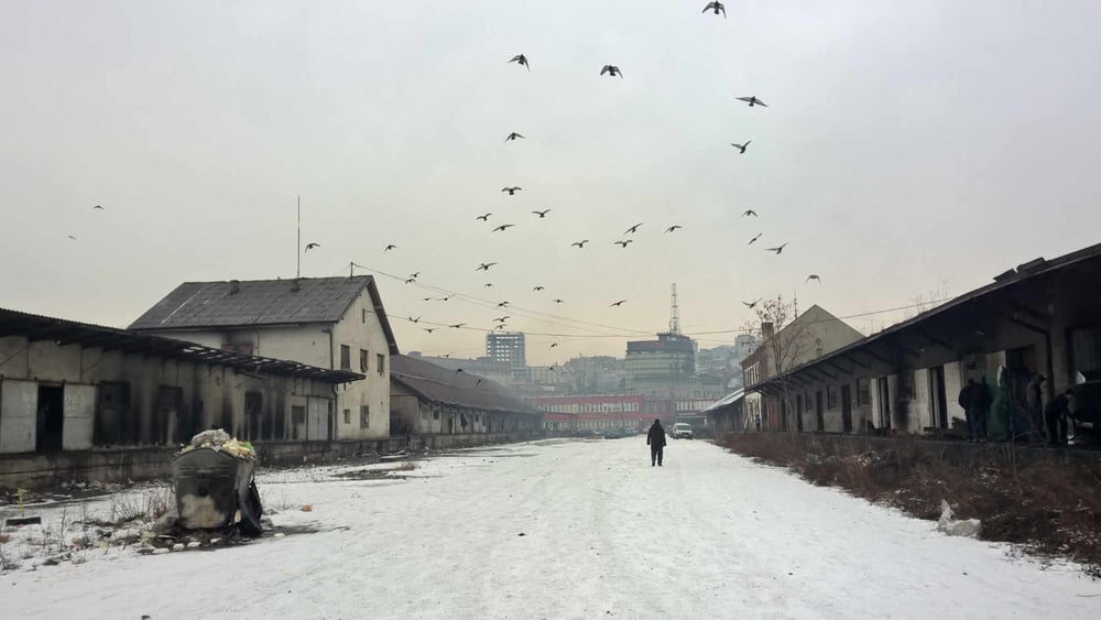 Nombre de réfugiés et de migrants dorment dans la rue dans des entrepôts abandonnés au centre de Belgrade, en Serbie, où les températures peuvent descendre jusqu'à - 20. ©AI