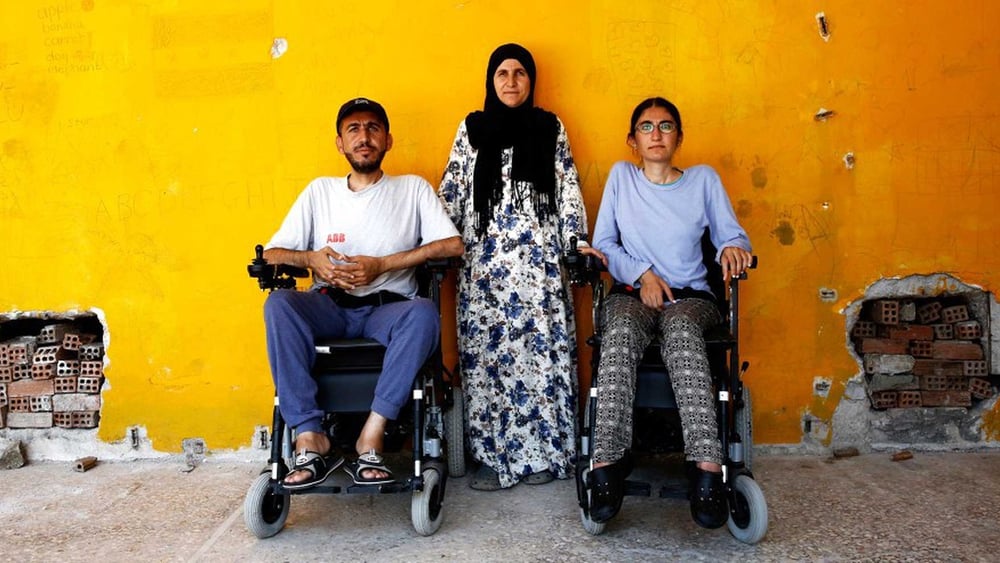 Alan et Gyan, tous deux enseignants, souffrent de dystrophie musculaire depuis leur naissance, leur fuite de Syrie représente un petit miracle.© Amnesty International