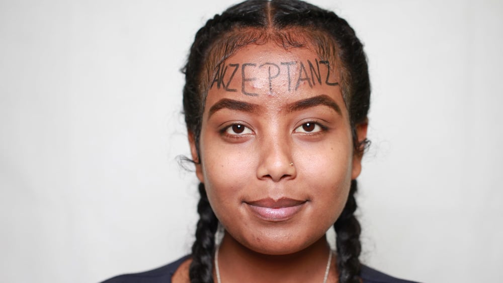 Adiam Welda Gabriel avec le mot «acceptation» inscrit sur le front. © Petar Mitrovic