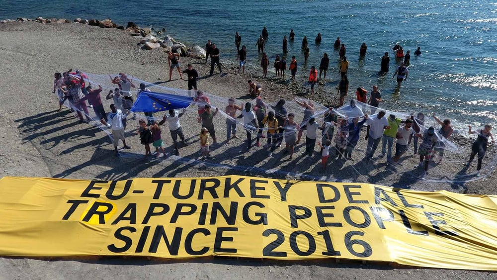 Des militants et des réfugiés réunis pour demander aux leaders de l'Union européenne d'agir sur l'île grecque de Lesbos. Grèce, Lesbos,  21 juillet 2017. © Giorgos Moutafis pour Amnesty International