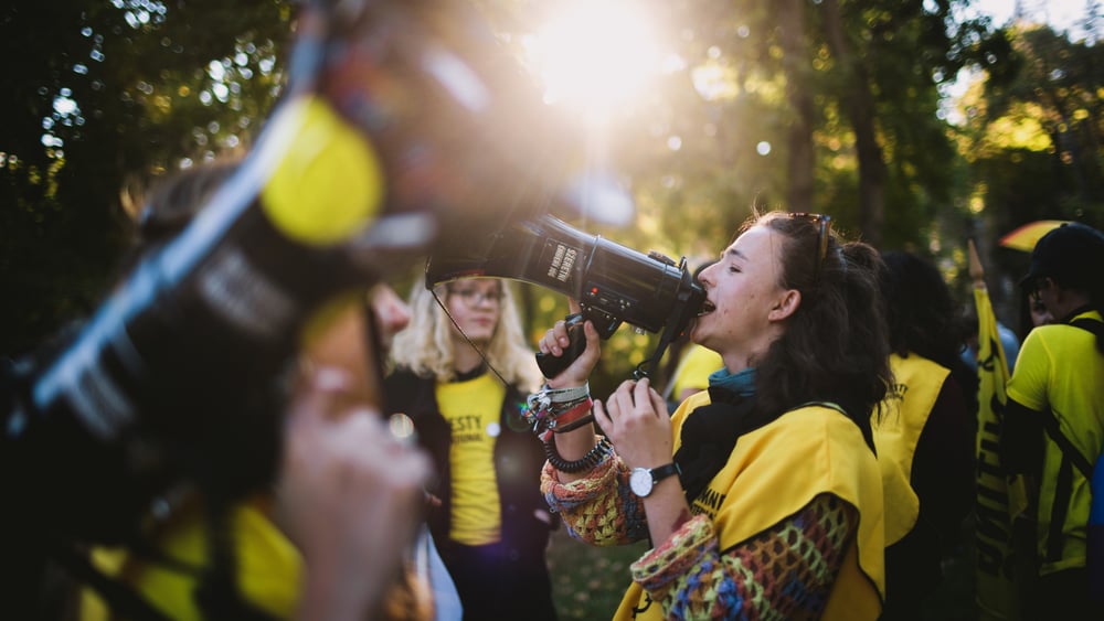 Activiste d'Amnesty avec un mégaphone