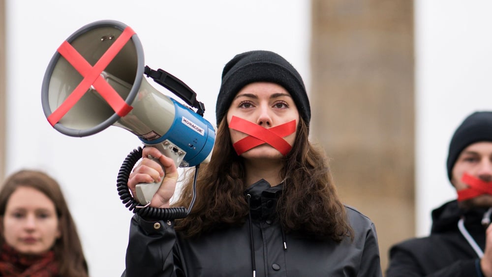 Dans de nombreux pays, les organisations de défense des droits de l'homme sont harcelées dans le but de les réduire au silence. © Henning Schacht