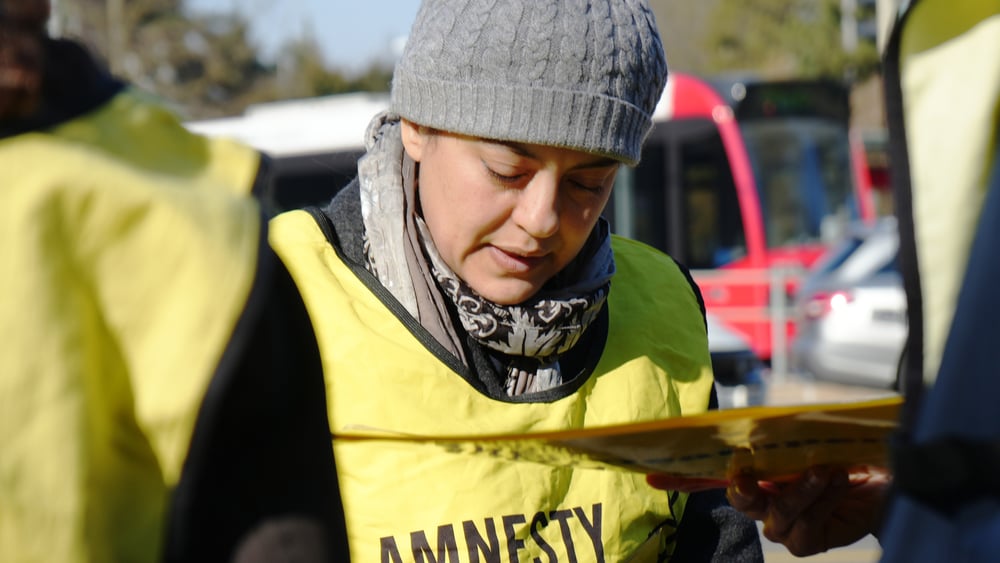 Une militante recueille des signatures