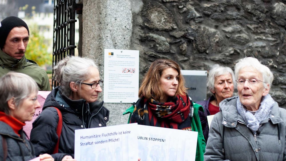 Des personnes ont soutenu Anni Lanz (à droite) au tribunal de district de Brigue, le 6 décembre 2018 © AICH