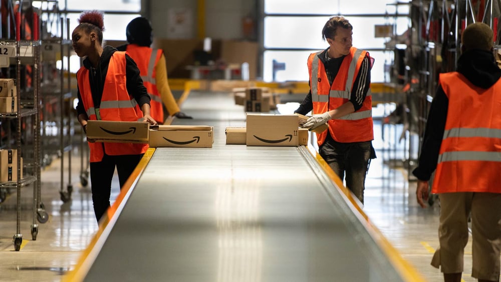 Le nouveau rapport d'Amnesty montre qu'Amazon sape les tentatives de ses employé·e·s de créer des syndicats et de négocier collectivement, notamment via des politiques de surveillance. © Frederic Legrand - COMEO / shutterstock.com