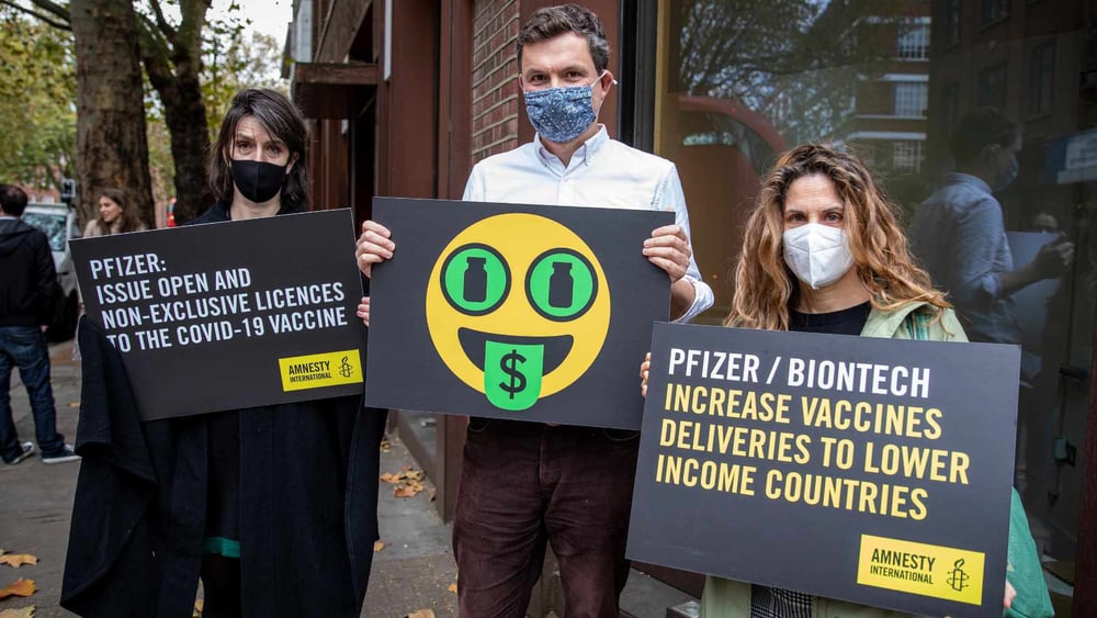 Pfizer et à Biontech doivent mettre fin aux inégalités en matière de vaccins et augmenter leur production dans les pays à faibles revenus. Une action a été lancée par Amnesty et des activistes, à Londres, le 9 novembre 2021.© AI