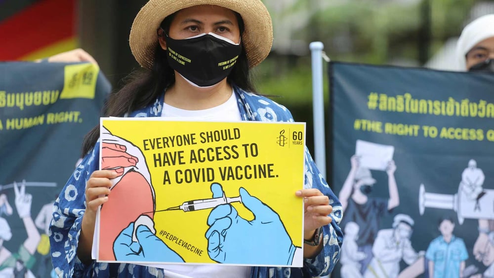 Le 20 août 2021, à Bangkok, des militant·e·s ont manifesté pour un meilleur accès aux vaccins après une augmentation massive des infections et des décès. © Faozee Lateh, Kan Sangtong