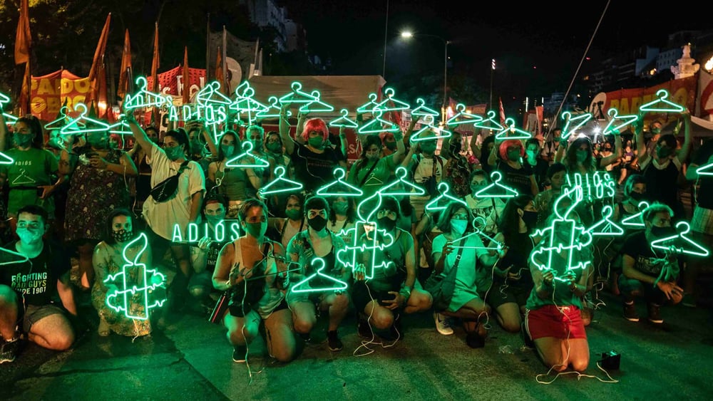 Des activistes célèbrent la légalisation de l'avortement devant le Palais des Congrès de Buenos Aires après l'adoption par le Sénat d'un amendement historique le 29 décembre 2020. © AI / Tomás Ramírez Labrousse