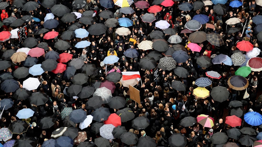 Plusieurs pays européens, dont la Pologne qui a tenté de faire barrière à un projet de loi interdisant toute interruption de grossesse, conservent des lois très restrictives en matière d'avortement. © AFP via Getty Images