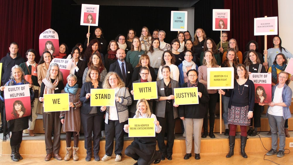 Des activistes témoignent leur solidarité à Justyna Wydrzynska condamnée pour son engagement pour le droit à l’avortement en Pologne, Berne, novembre 2023.