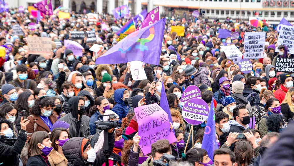 Des centaines de personnes manifestent contre le retrait de la Turquie de la Convention d'Istanbul, 20 mars 2021. © Amnesty International Turkey