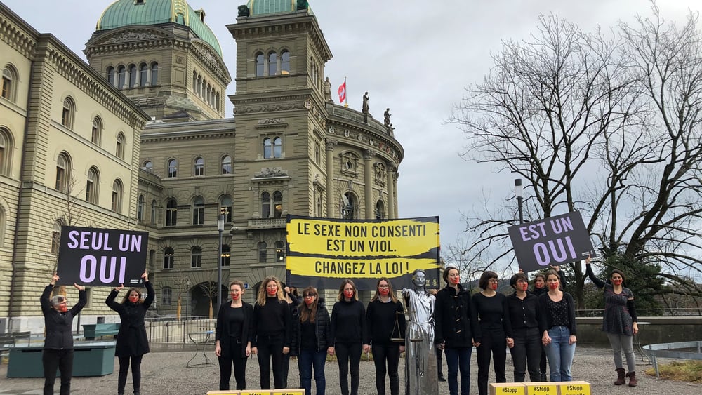 Près de 37 000 personnes et 37 organisations ont signé une pétition d'Amnesty International demandant, entre autres, une révision du droit pénal. Ici, lors de sa remise en 2019. @AI