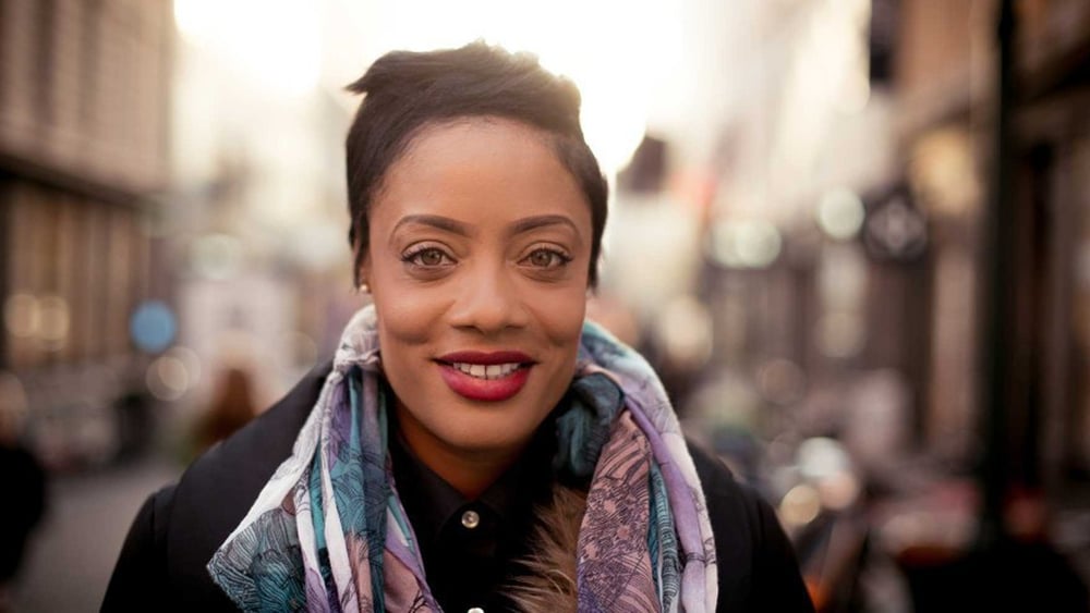 Shackelia Jackson a perdu son frère, injustement tué par la police.  Apparemment, il correspondait à la description d'un suspect qu'ils poursuivaient: il avait des dreadlocks. La police lui a tiré dessus dans son petit restaurant en Jamaïque. Depuis lors, Shackelia réclame justice et lutte contre la violence policière. © Amnesty International/ Ina Strøm