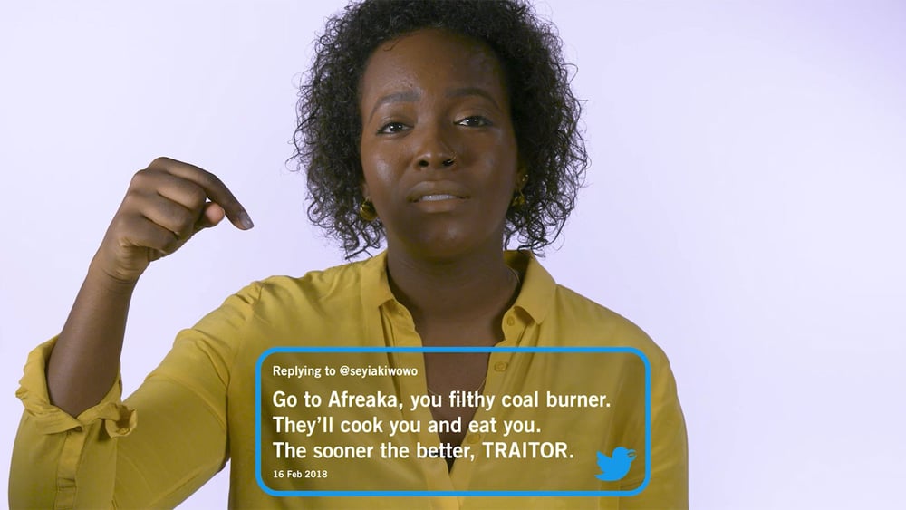 Un tweet haineux, que l'on pourrait traduire ainsi: «Va en Afrique, sale four à charbon. Ils vont te découper et te manger. Le plus tôt sera le mieux, TRAÎTRESSE.» © Amnesty International