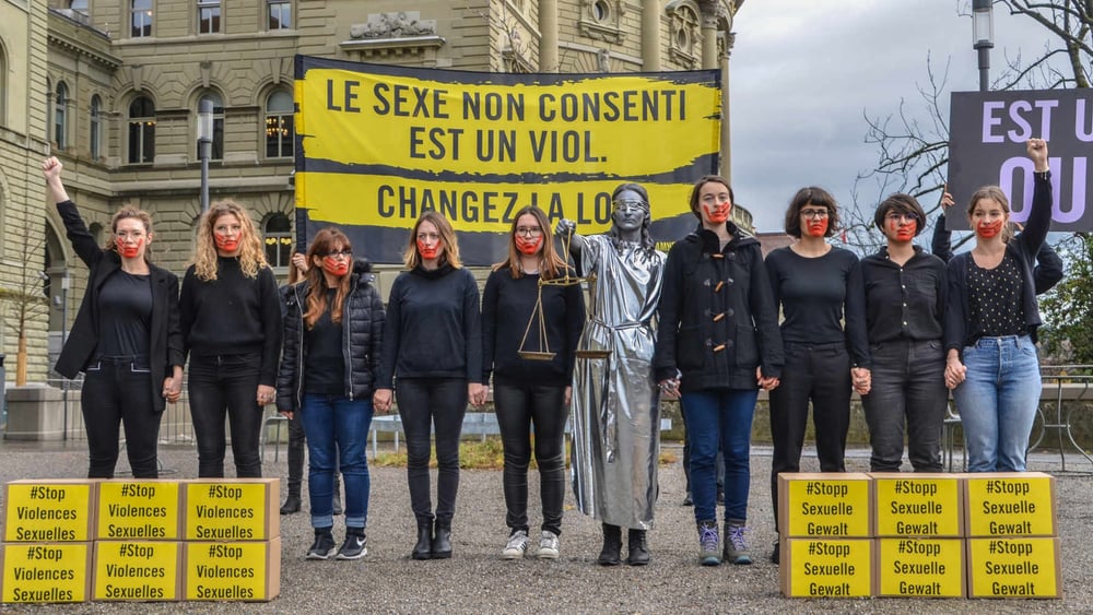 37’000 personnes ont signé la pétition d'Amnesty International réclamant un nouveau droit pénal en matière sexuelle. Ici, une action devant le Palais fédéral. ©AI/Philipe Lionnet