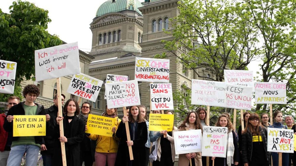 Action devant le Palais fédéral demandant une modification du droit pénal sexuel. ©AI