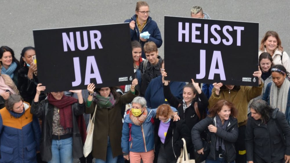 Les victimes de violences sexuelles, des activistes et une large coalition d'organisations demandent que le principe du "Seul un oui est un oui" soit enfin inscrit dans le droit pénal en matière sexuelle. © AICH