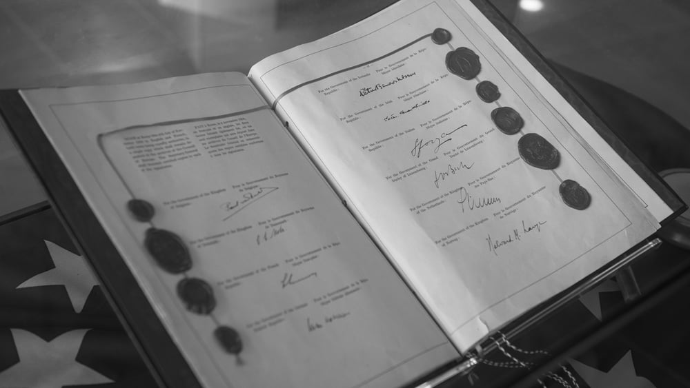 Bild des Dokuments der EMRK mit Siegeln.