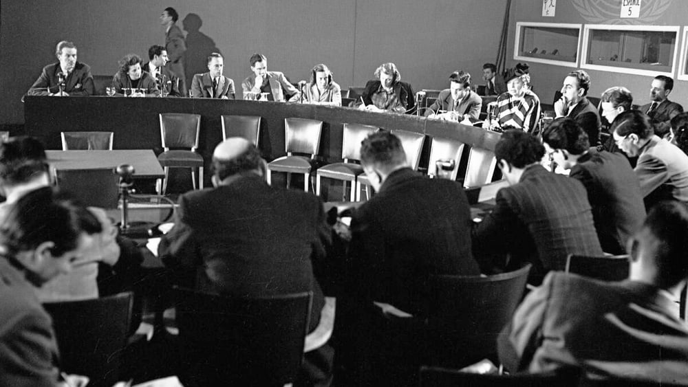 Photo en noir et blanc prise dans la salle de presse après la proclamation de la Déclaration universelle des droits humains.