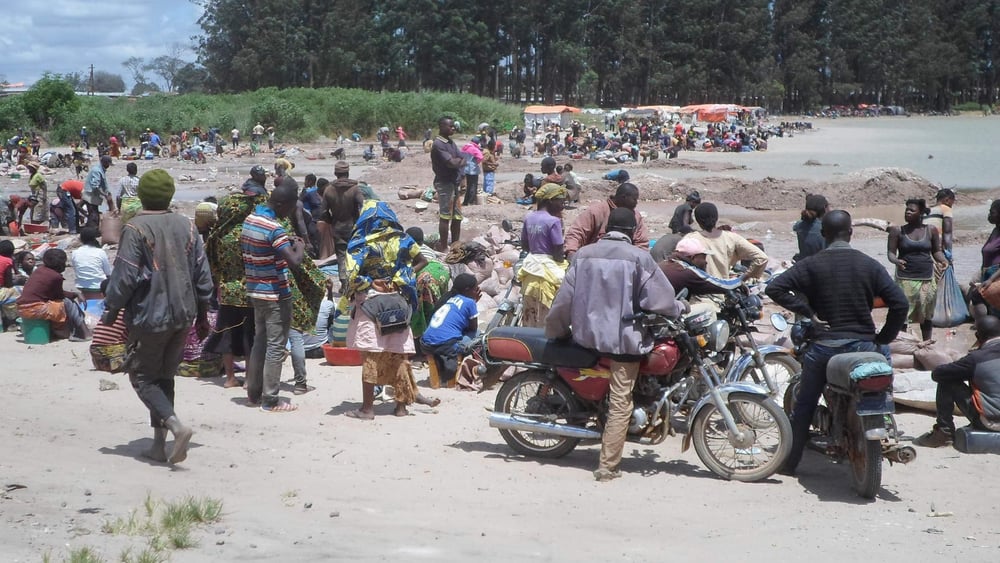 Extraction de cobalt, un minerai utilisé dans les batteries lithium-ion, au lac Malo (République démocratique du Congo) en 2017. © Amnesty International