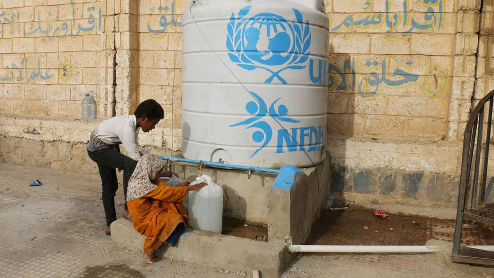 Droit à l'eau: ces enfants réfugiés doivent chercher de l'eau dans une école. © Amnesty International
