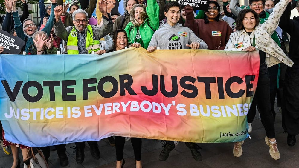 Les organisations de la société civile ont organisé devant le Parlement européen à Bruxelles une action qui exigeait des lois strictes sur le devoir de diligence des entreprises. © Philip Reynaers / Photonews