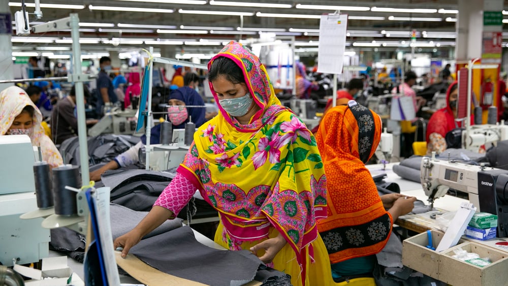 Une couturière au travail dans une usine